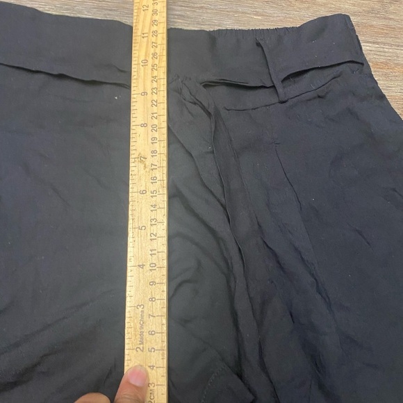 Zenana Outfitter Pleated Size Medium Black Shorts With Pockets and Belt
NWT - Picture 6 of 8